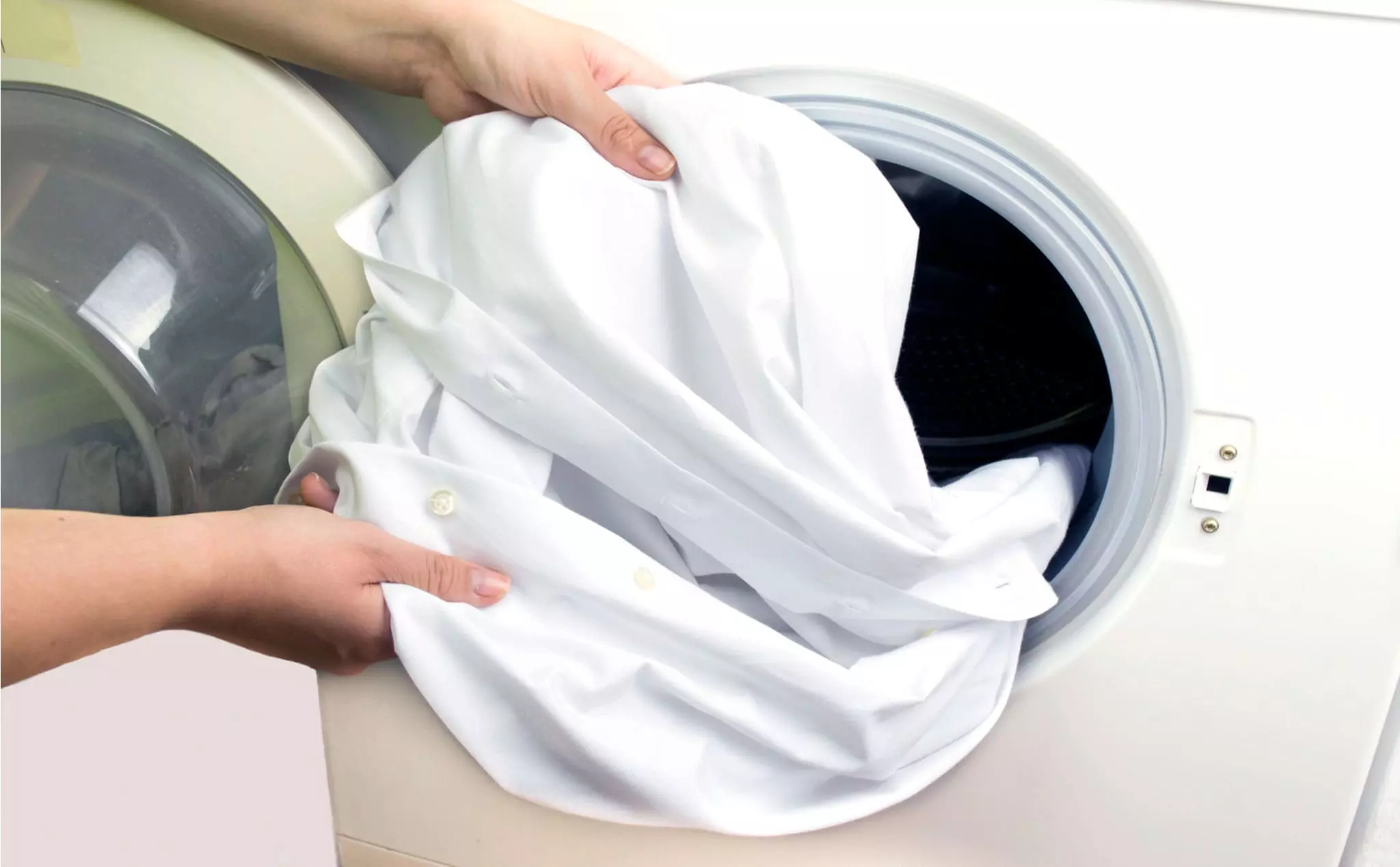 Giặt riêng áo trắng để tránh trường hợp bị dính màu