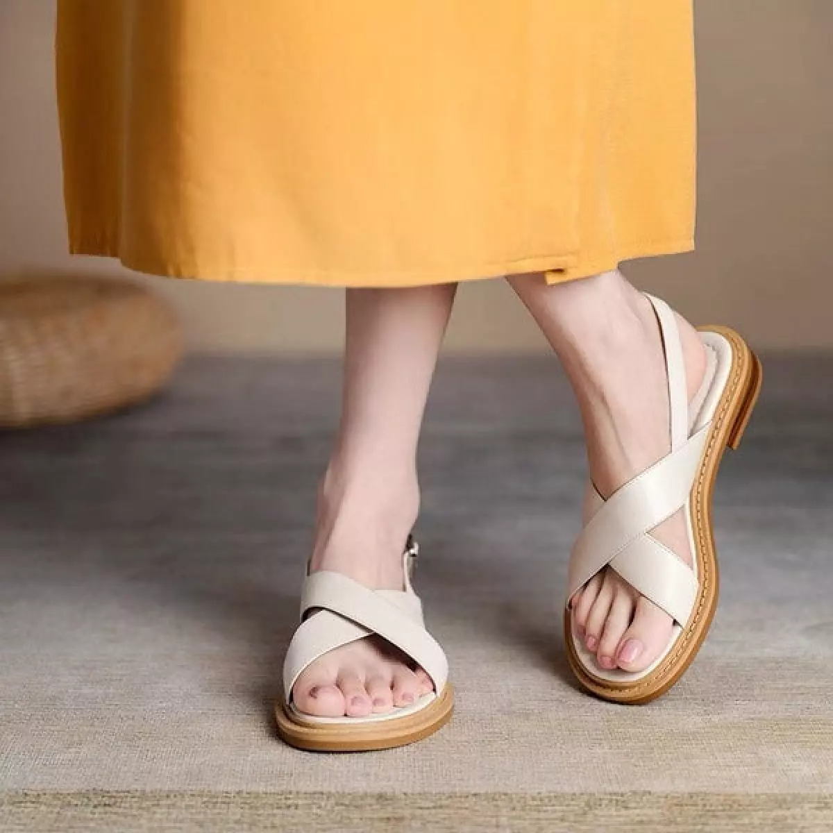 10+ Mẫu giày dép sandals Nữ đi học cực trendy, cá tính