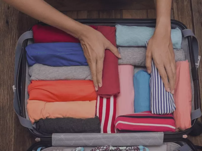 Cách gấp quần áo gọn nhất vào vali