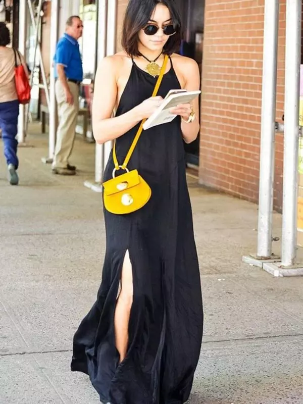 Váy mixi đen dài rộng là sự lựa chọn hoàn hảo khi mix cùng túi xách màu vàng