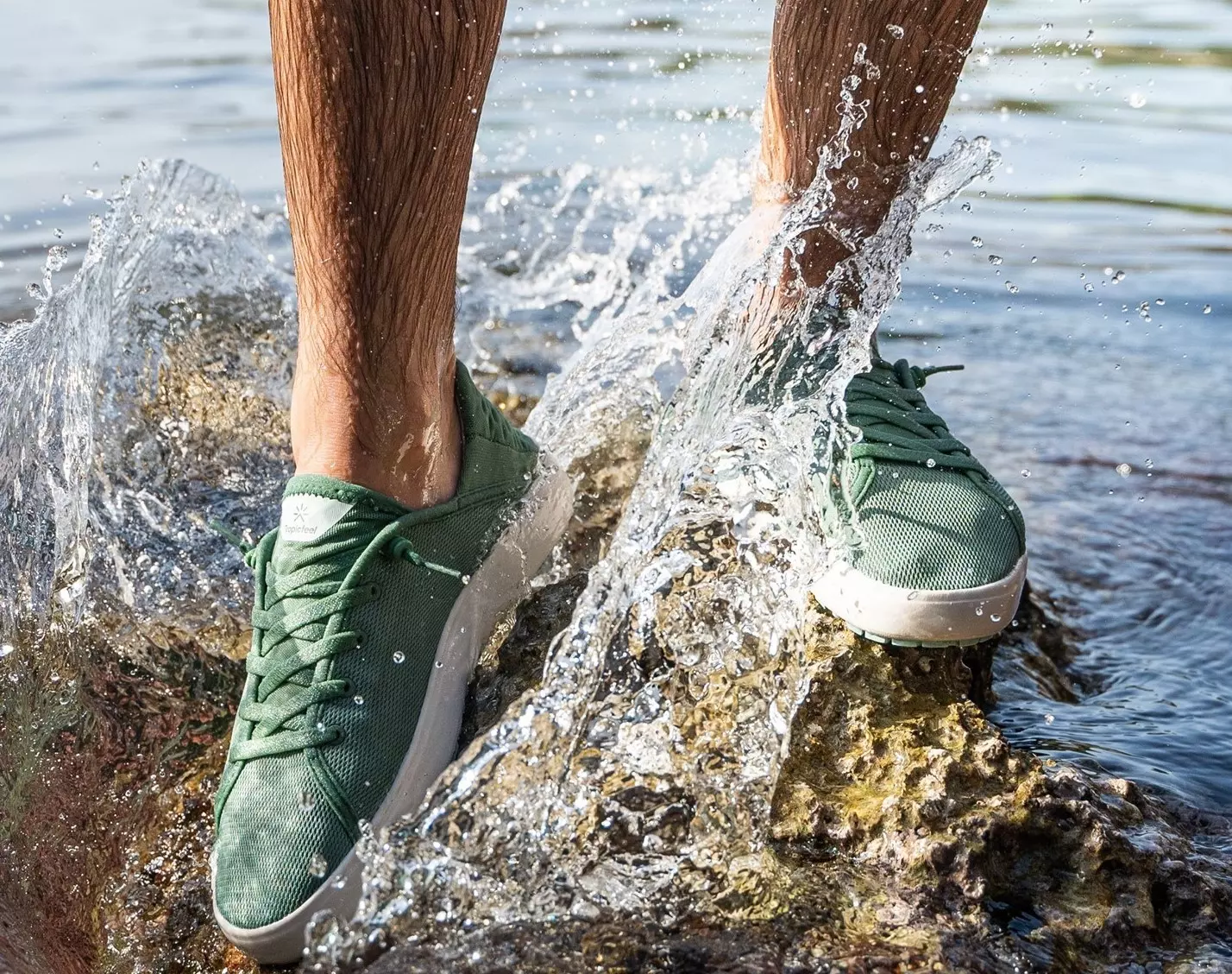 Chụp ảnh chân đá nước khiến khách hàng tin tưởng hơn về chất lượng chống nước của các đôi giày
