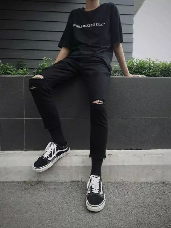 Áo thun đen kết hợp với quần jean đen