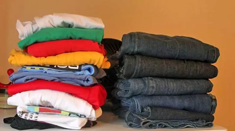Cách gấp quần áo gọn nhất vào tủ: Phân loại quần áo