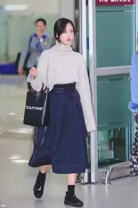 Mina(Twice) diện áo len oversized mùa Đông