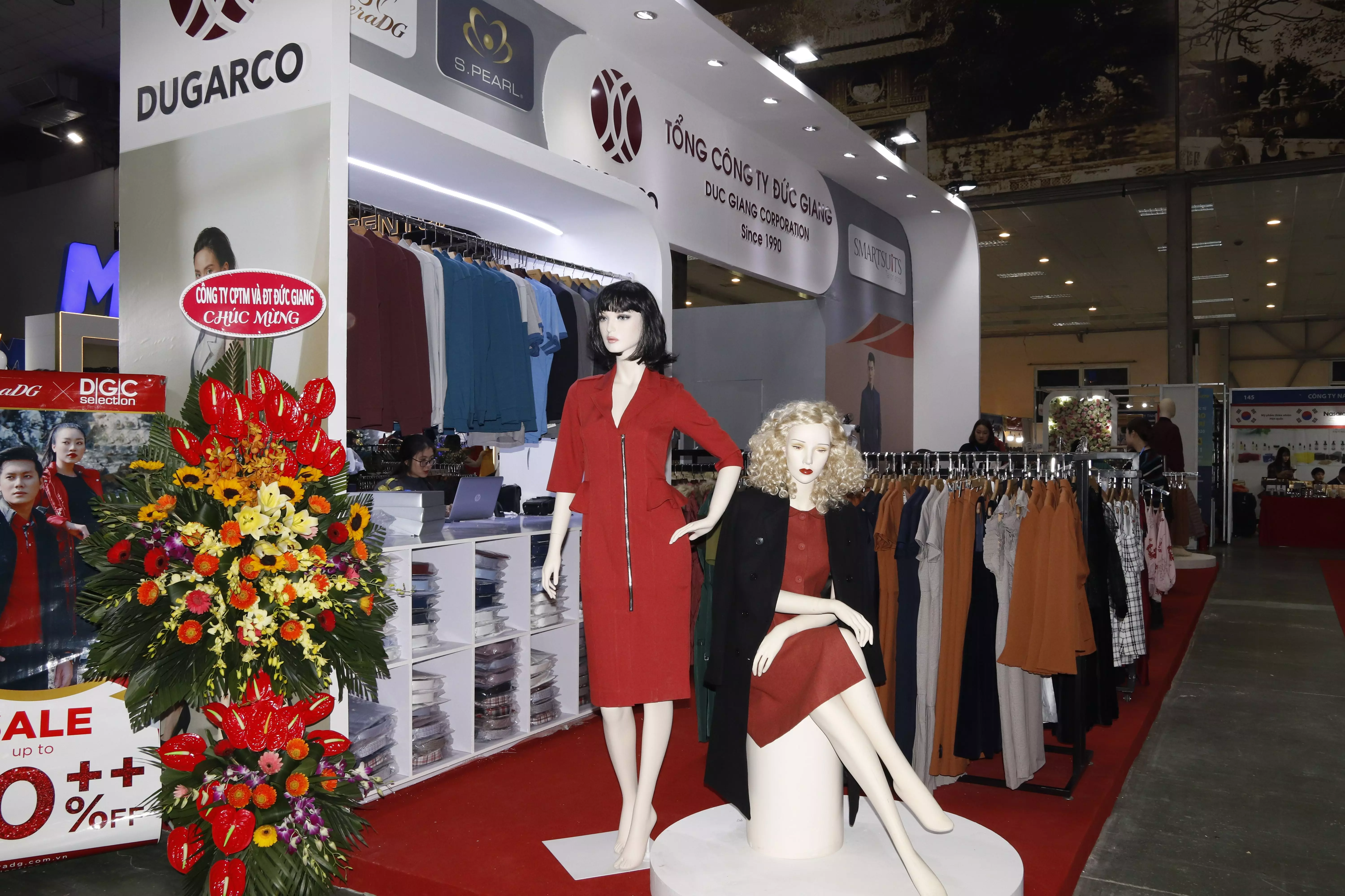 Các siêu mẫu trình diễn tại Hội chợ triển lãm thời trang quốc tế Việt Nam 2019.