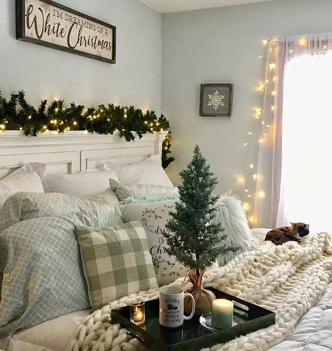 Trang trí phòng ngủ mùa Giáng sinh với dây đèn nhấp nháy.