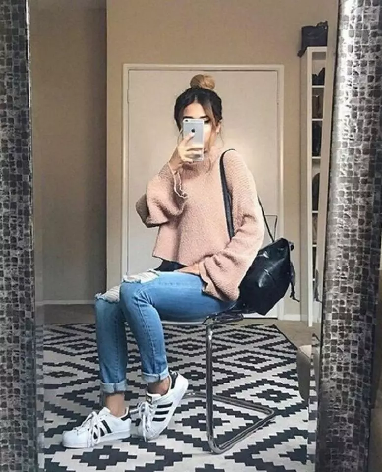 Kết hợp giày Adidas nữ cùng áo len cổ lọ croptop và quần jeans rách gối